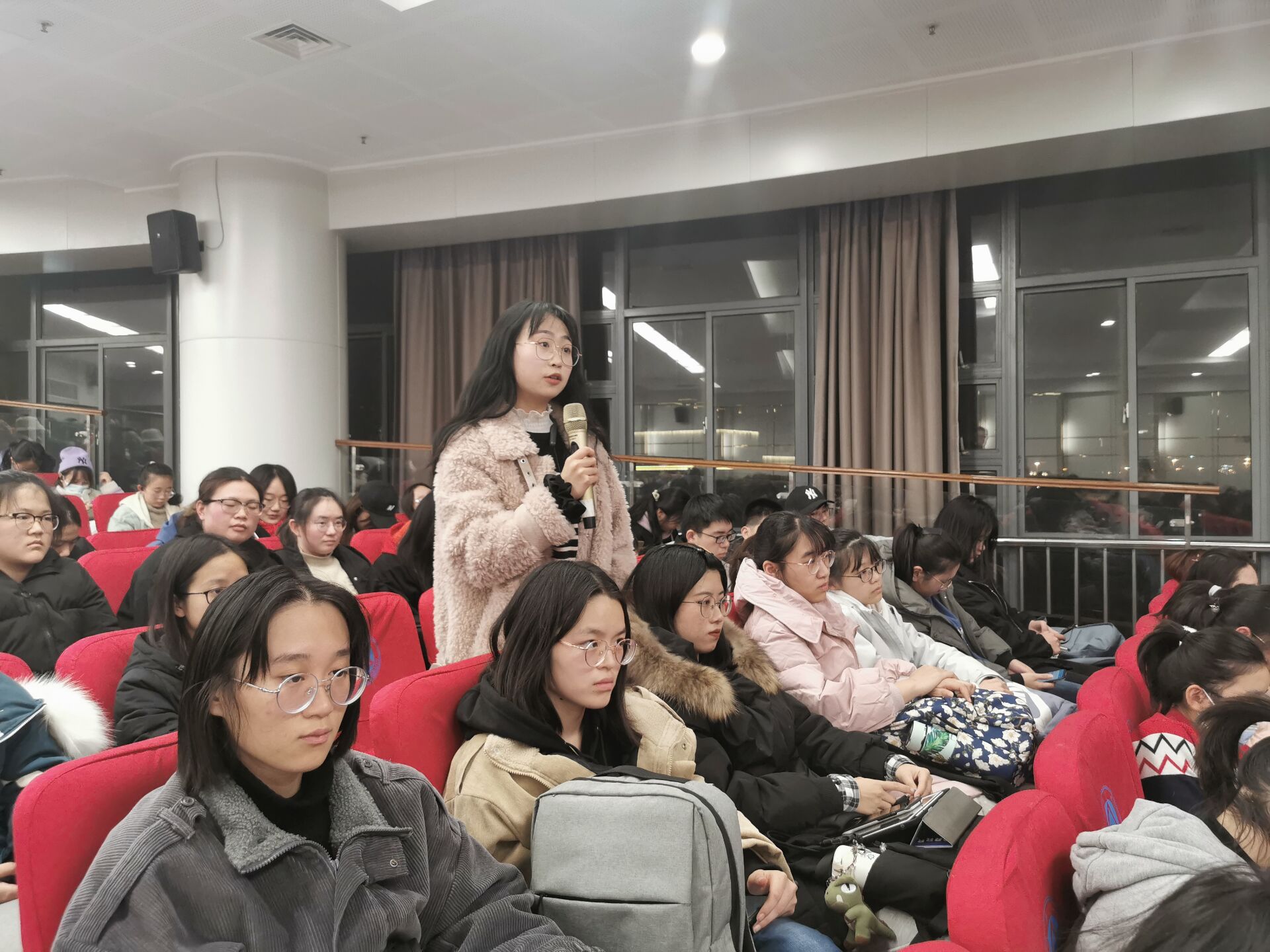 市卫健委领导为医学院学子讲授形势与政策课-江南大学无锡医学院